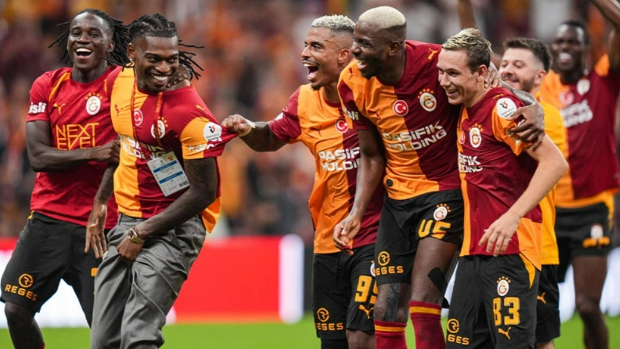 Başakşehir ve Galatasaray ilk 11'lerini açıkladı Başakşehir ve Galatasaray ilk 11'lerini açıkladı