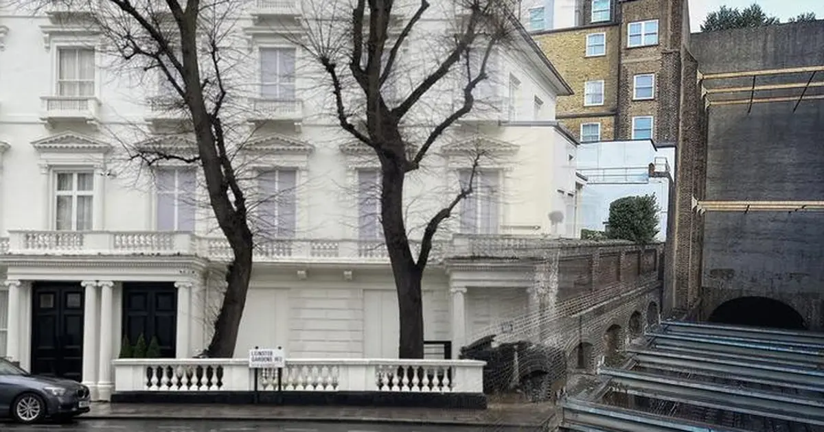 1860'larda inşa edilen sahte evler, demiryolu hattını gizliyor