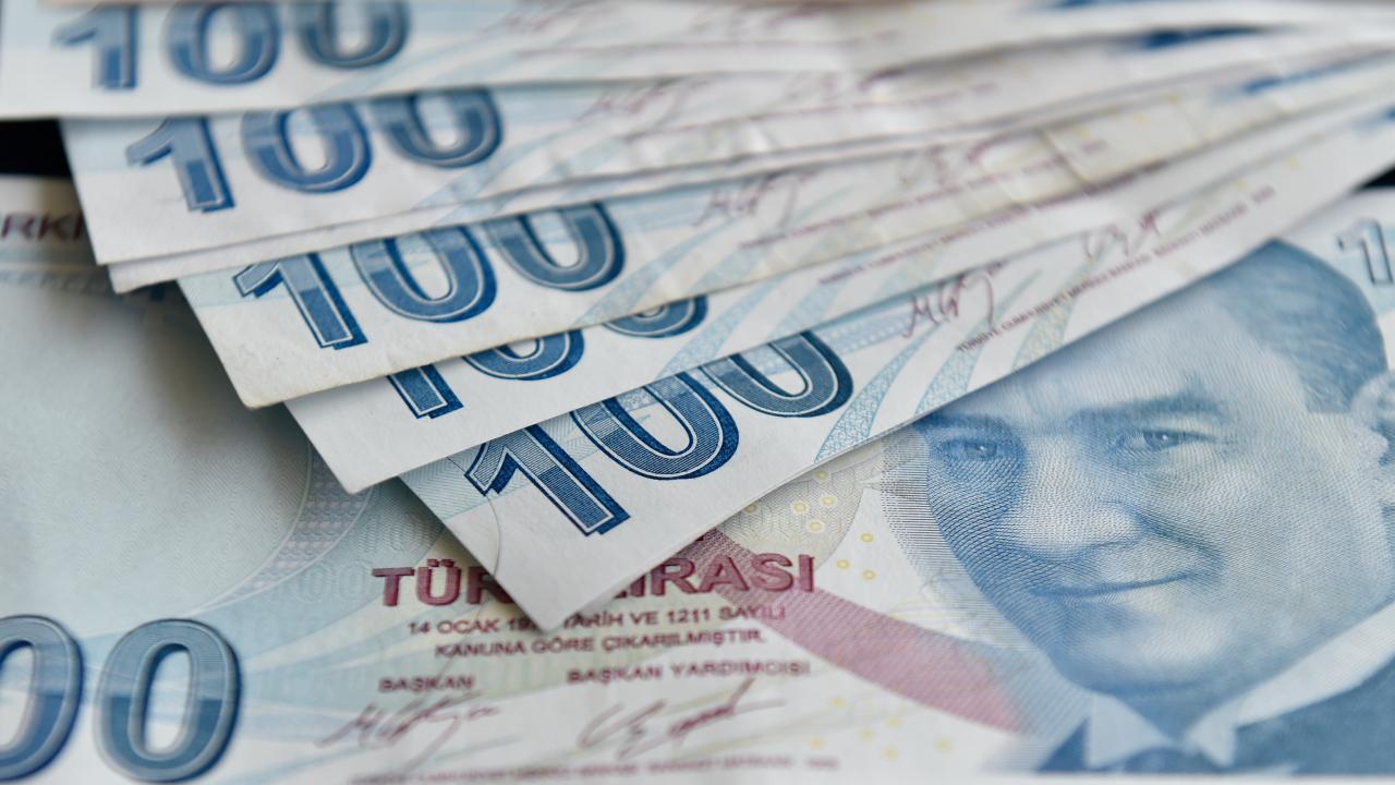 Yaşlı ve engelli aylıkları hesaplara yatırıldı: 9,3 milyar lira Yaşlı ve engelli aylıkları hesaplara yatırıldı: 9,3 milyar lira