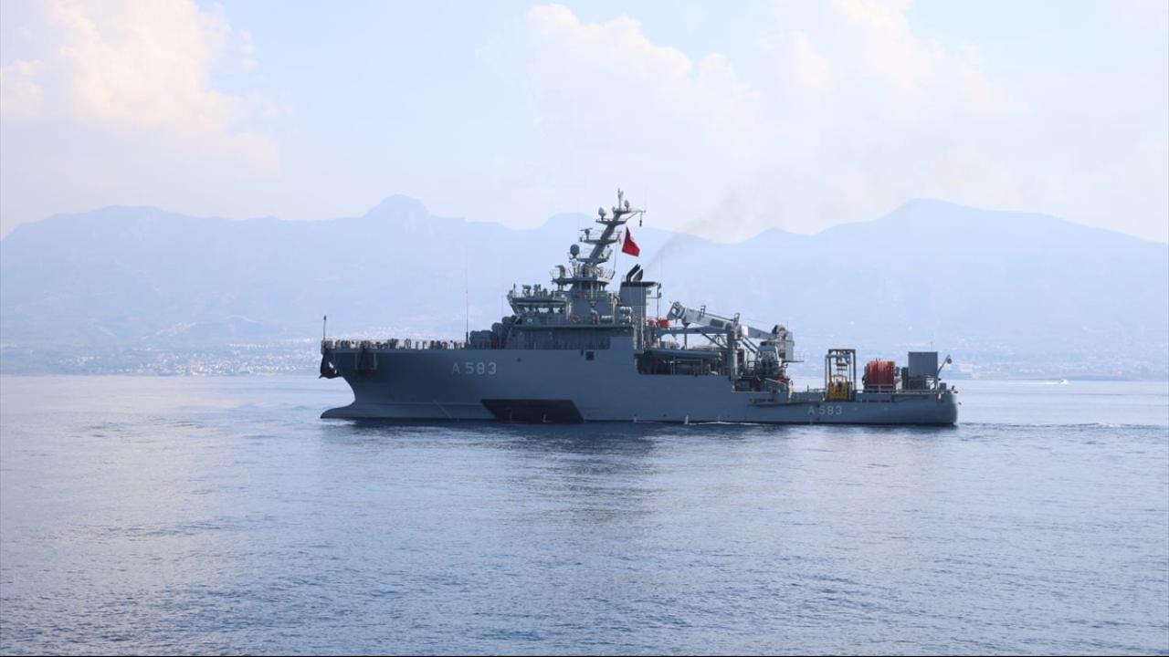 Deniz Kuvvetleri'nin kurtarma gemileri derin denizde görevde