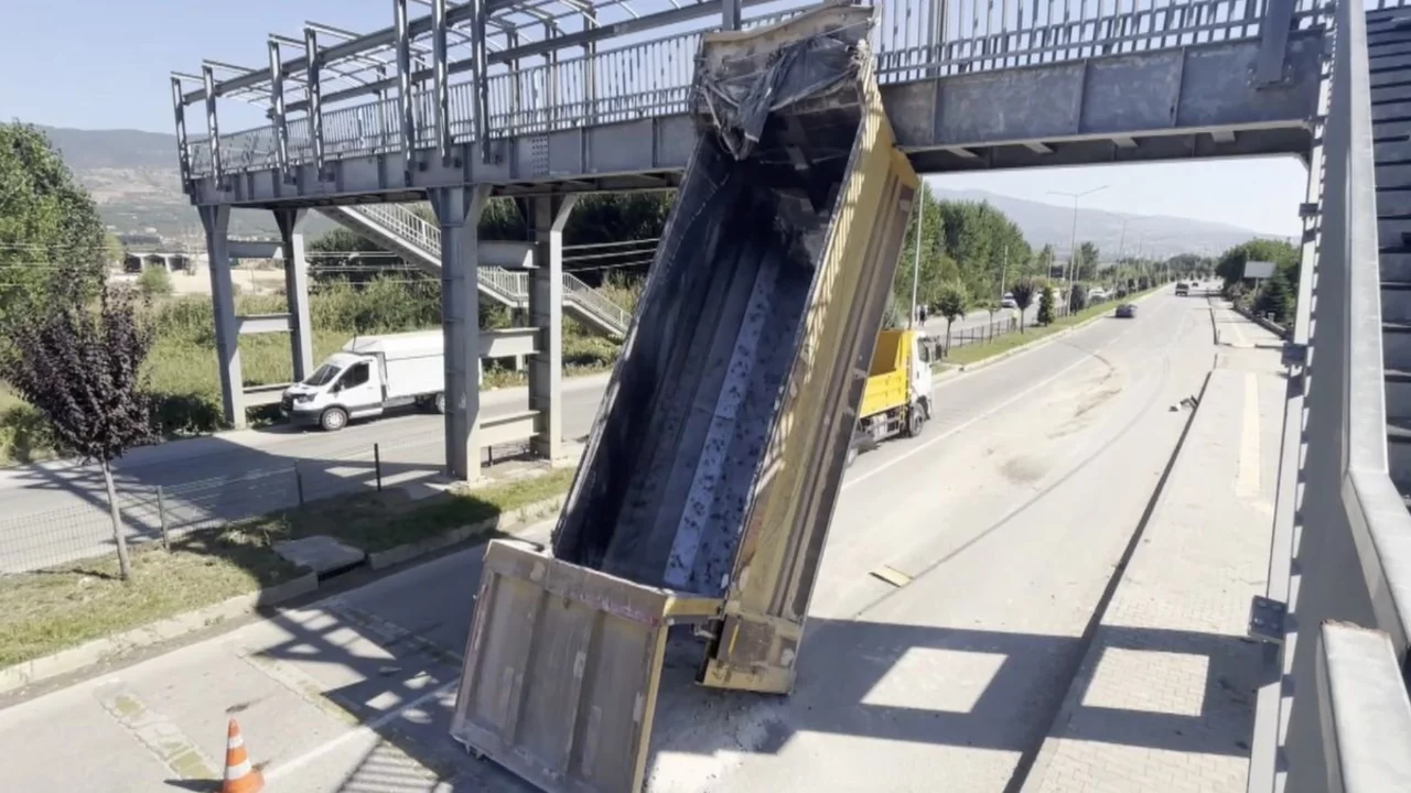 Kamyon damperi üst geçide çarptı: Sürücü yaralandı Kamyon damperi üst geçide çarptı: Sürücü yaralandı