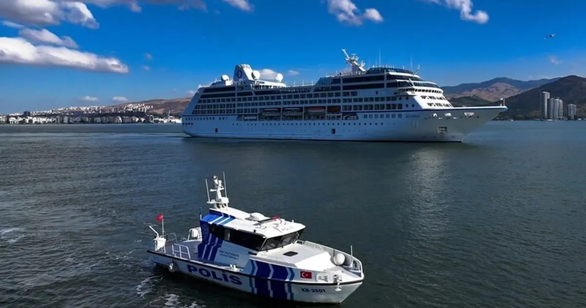Deniz polisi, İzmir'deki kruvaziyer turistlerin huzurunu sağlıyor Deniz polisi, İzmir'deki kruvaziyer turistlerin huzurunu sağlıyor