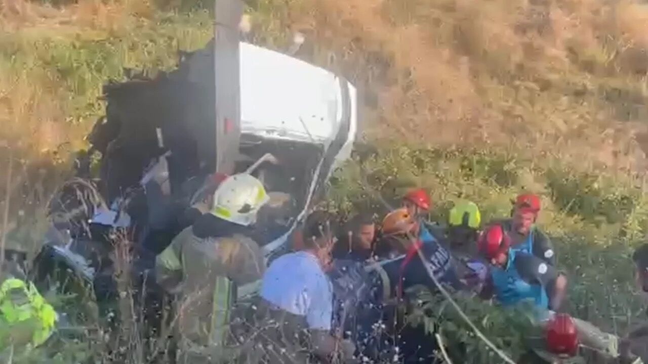 Gemlik'te tır viyadükten düştü: Sürücü kurtarıldı