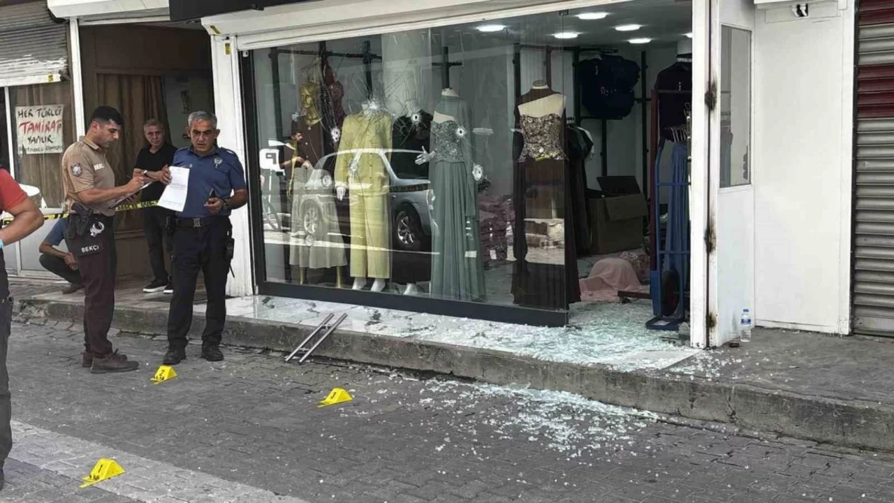 Adana'da iş yerine silahlı saldırı: 9 kurşun camı deldi