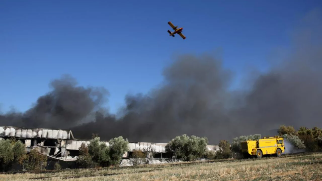 Yunanistan'da F-4 savaş uçağı düştü: Yangına müdahale edildi