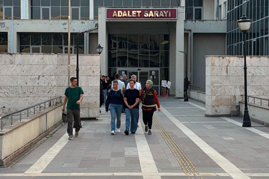 Kahramanmaraş'ta okul saldırısı davasında sanık anne cezaevine geri döndü Kahramanmaraş'ta okul saldırısı davasında sanık anne cezaevine geri döndü