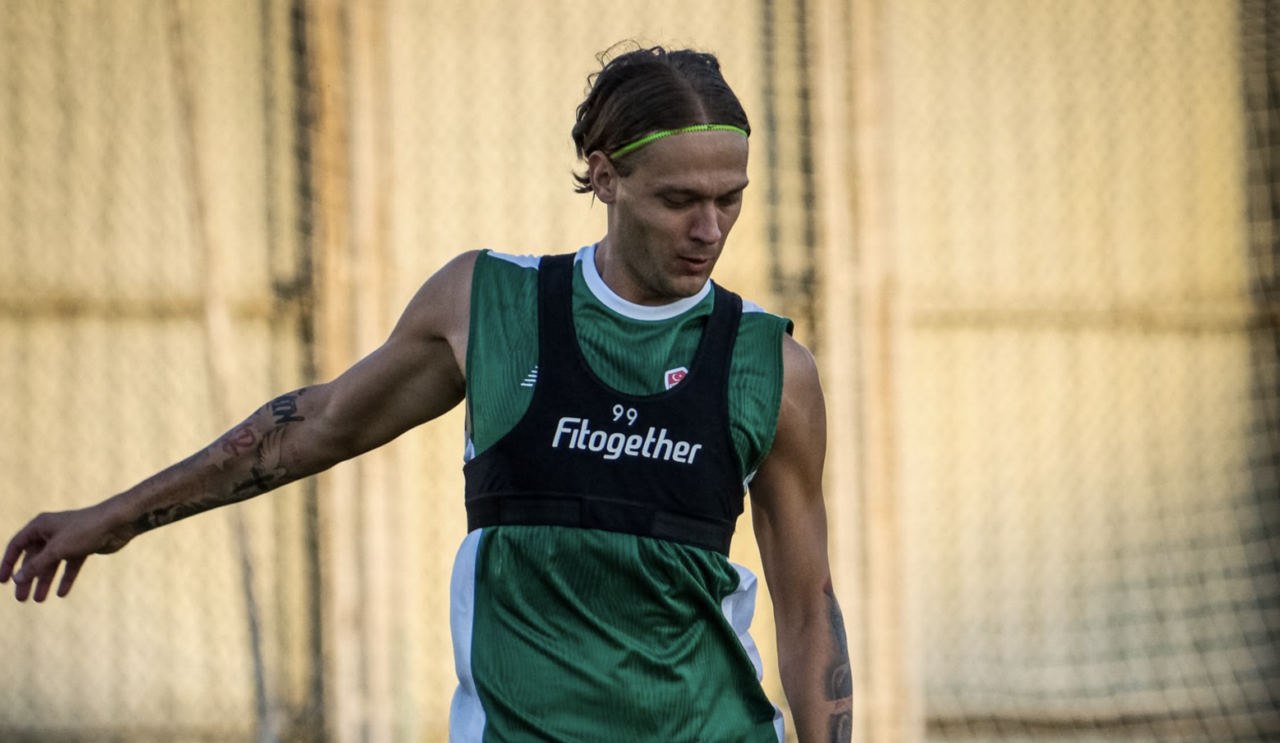 Yeni transfer Bursaspor'a katıldı: Futbolcu mutluluğunu paylaştı Yeni transfer Bursaspor'a katıldı: Futbolcu mutluluğunu paylaştı
