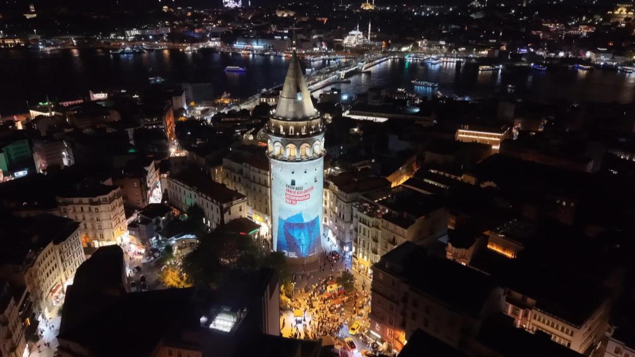 Dezenformasyonla mücadele mesajları İstanbul'daki Galata Kulesi'ne yansıtıldı