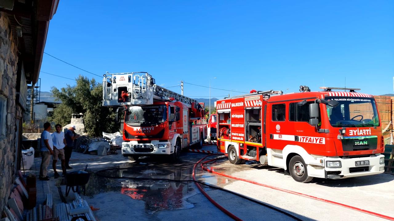 Balıkesir'de polyester atölyesinde yangın: 5 iş yeri zarar gördü Balıkesir'de polyester atölyesinde yangın: 5 iş yeri zarar gördü