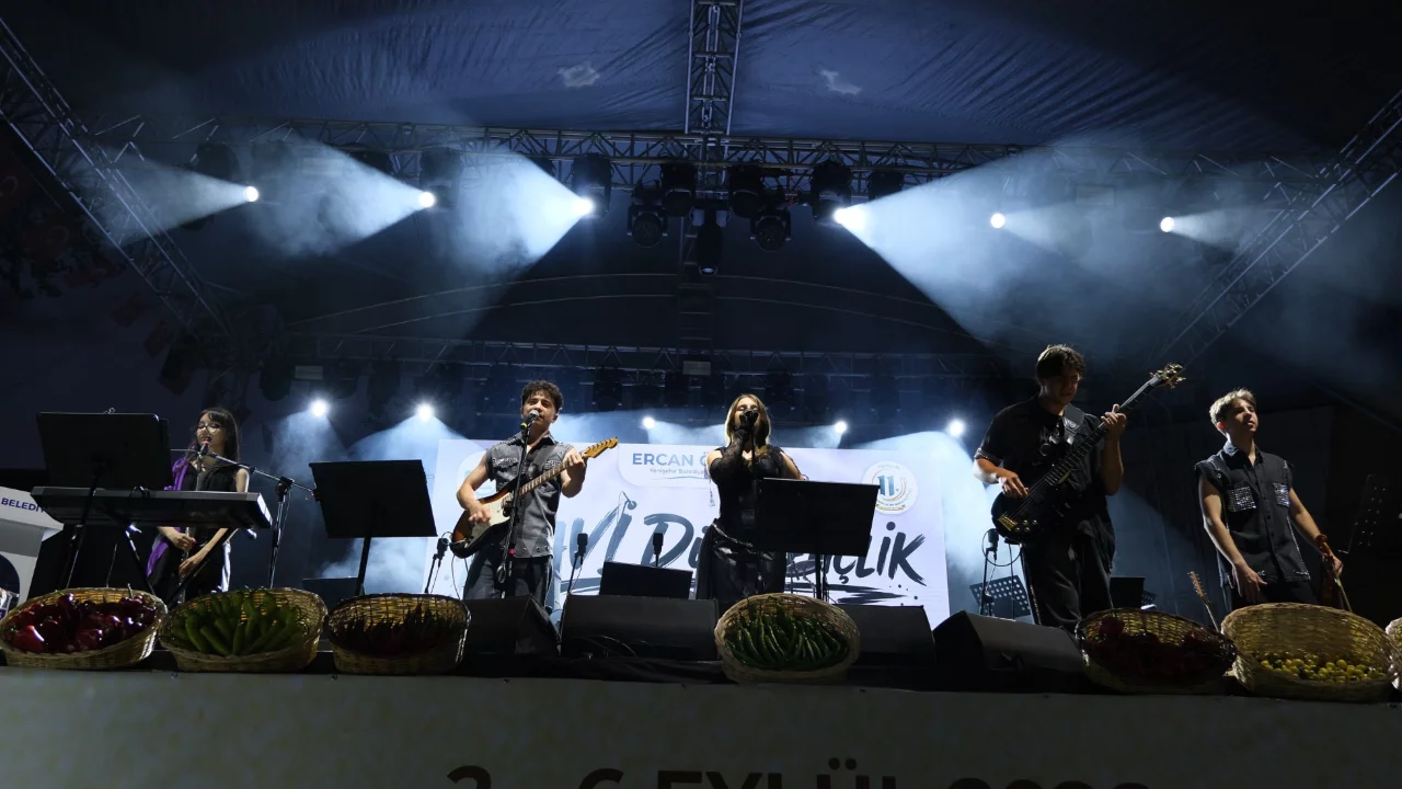 Yenişehir'de genç müzisyenler festivalde sahne aldı: Büyük alkış topladılar Yenişehir'de genç müzisyenler festivalde sahne aldı: Büyük alkış topladılar