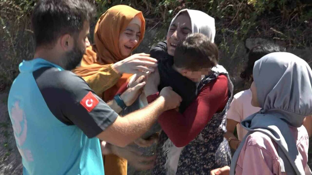 Bursa'da 2,5 yaşındaki Emir kayboldu, ekipler 1 kilometre uzakta buldu Bursa'da 2,5 yaşındaki Emir kayboldu, ekipler 1 kilometre uzakta buldu