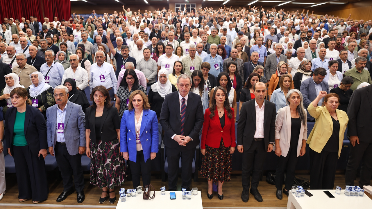 DEM Parti’de Yönetim Değişti: 33 Yeni İsim Seçildi DEM Parti’de Yönetim Değişti: 33 Yeni İsim Seçildi