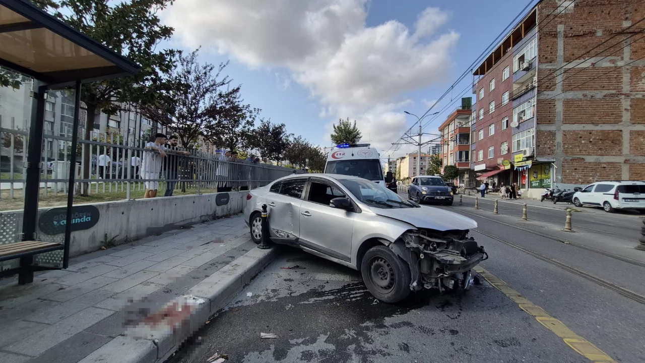 Kaldırıma çıkan otomobil 4 kişiyi yaraladı: Sürücü gözaltında Kaldırıma çıkan otomobil 4 kişiyi yaraladı: Sürücü gözaltında