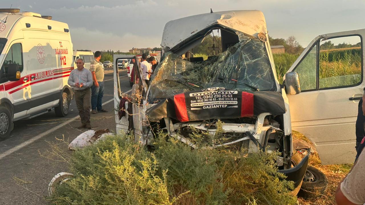 Şanlıurfa'da minibüs tahliye kanalına düştü, 15 kişi yaralandı Şanlıurfa'da minibüs tahliye kanalına düştü, 15 kişi yaralandı