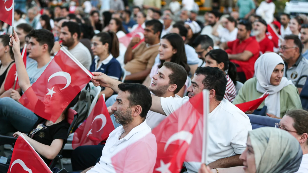 Bursa'da Filenin Sultanları'nın final maçı dev ekranda izlendi