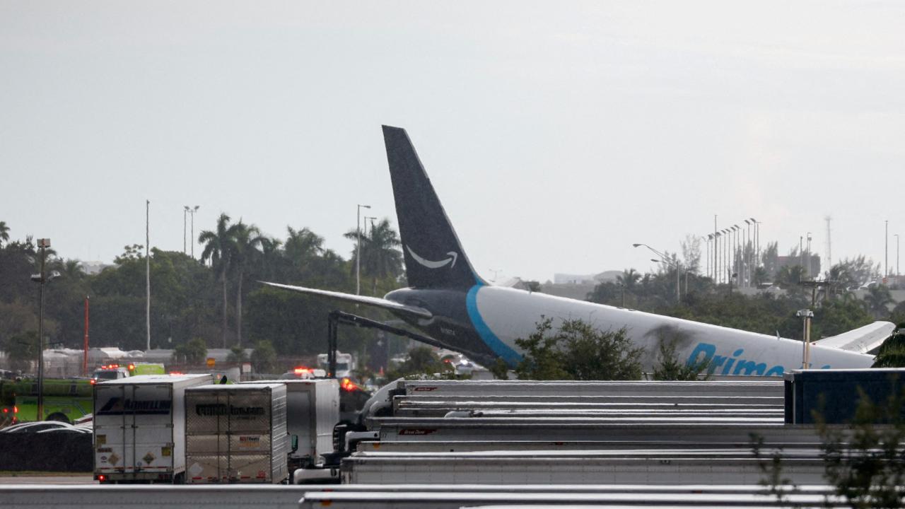 Boeing 767 kargo uçağı Miami'de pistten çıkarak yan yattı