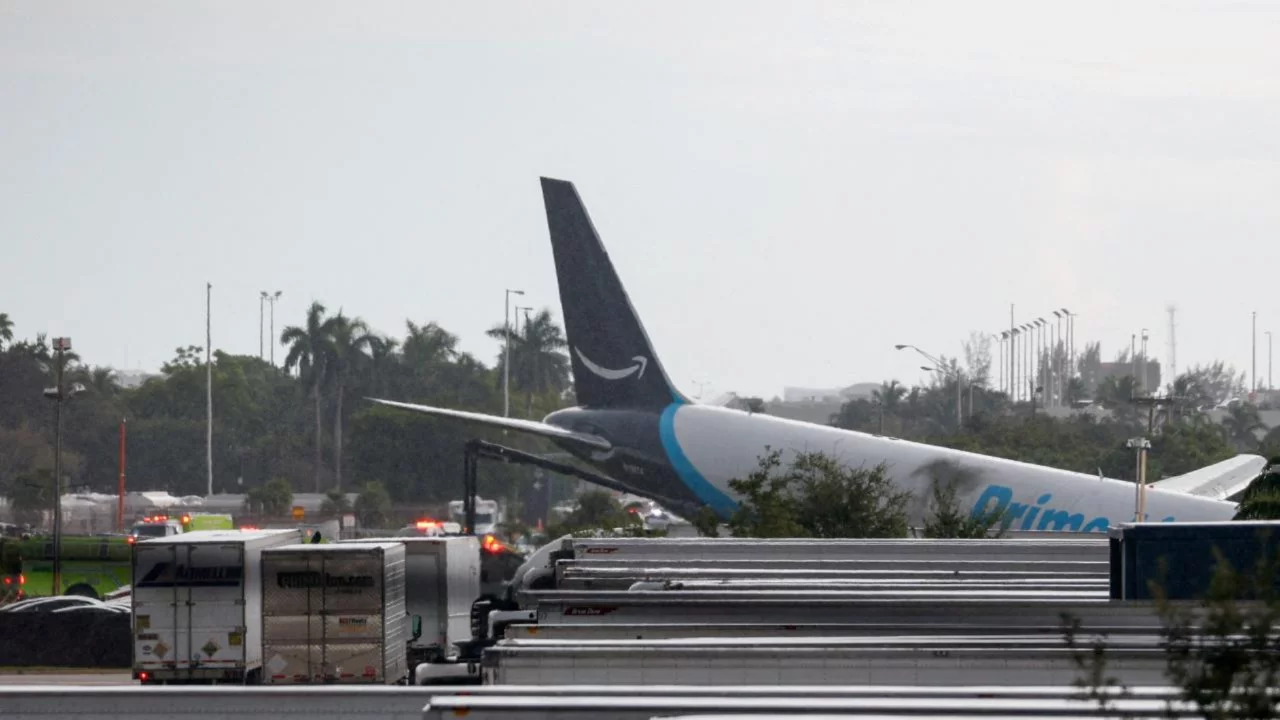 Miami Havalimanı'nda Amazon Kargo Uçağı Pistten Çıktı Miami Havalimanı'nda Amazon Kargo Uçağı Pistten Çıktı