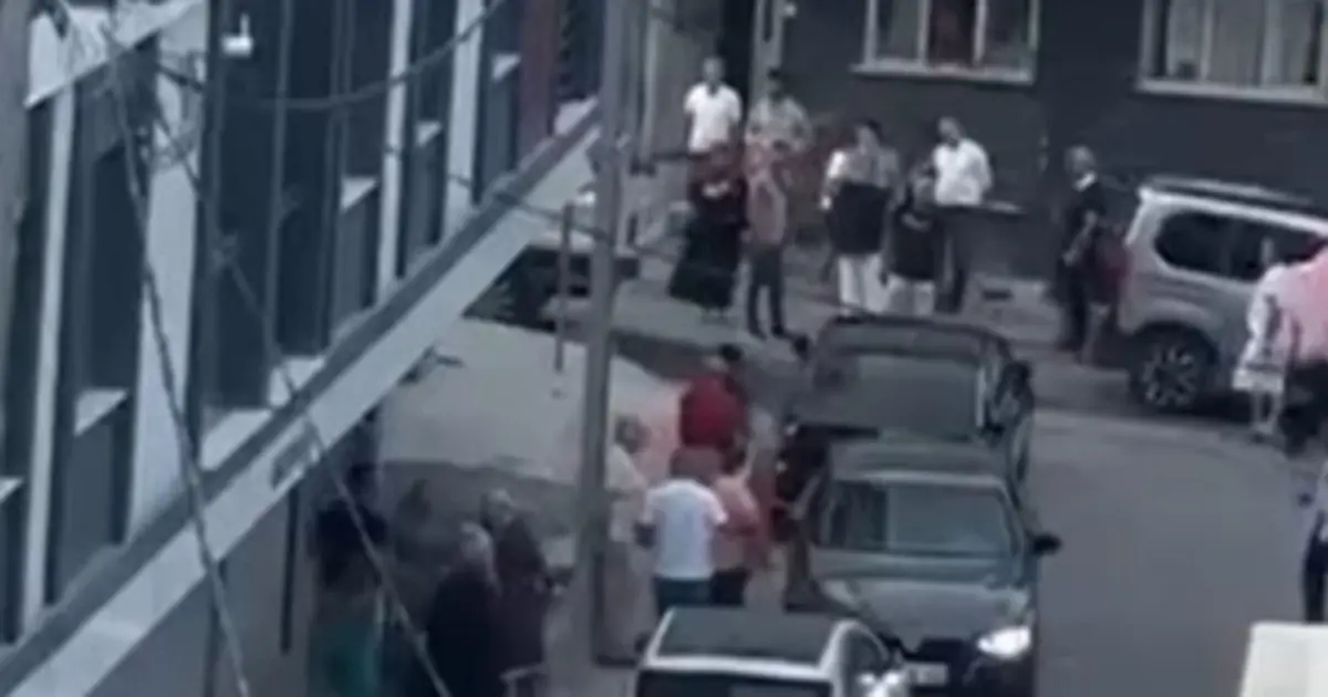Küçükçekmece’de silahlı kavga: Yoldan geçen 11 yaşındaki çocuk yaralandı Küçükçekmece’de silahlı kavga: Yoldan geçen 11 yaşındaki çocuk yaralandı