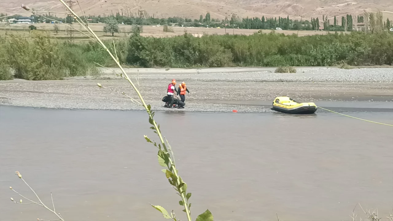 Aras Nehri kıyısında hareketsiz bir beden bulundu: Olay yerine ekipler sevk edildi Aras Nehri kıyısında hareketsiz bir beden bulundu: Olay yerine ekipler sevk edildi