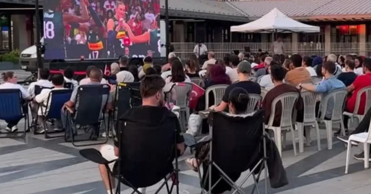 Osmangazi Meydanı'nda A Milli Kadın Voleybol Takımı coşkuyla desteklendi