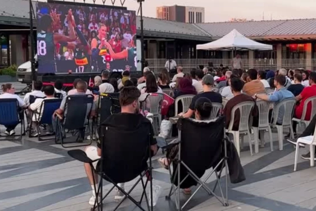 Osmangazi Meydanı'nda A Milli Kadın Voleybol Takımı coşkuyla desteklendi Osmangazi Meydanı'nda A Milli Kadın Voleybol Takımı coşkuyla desteklendi