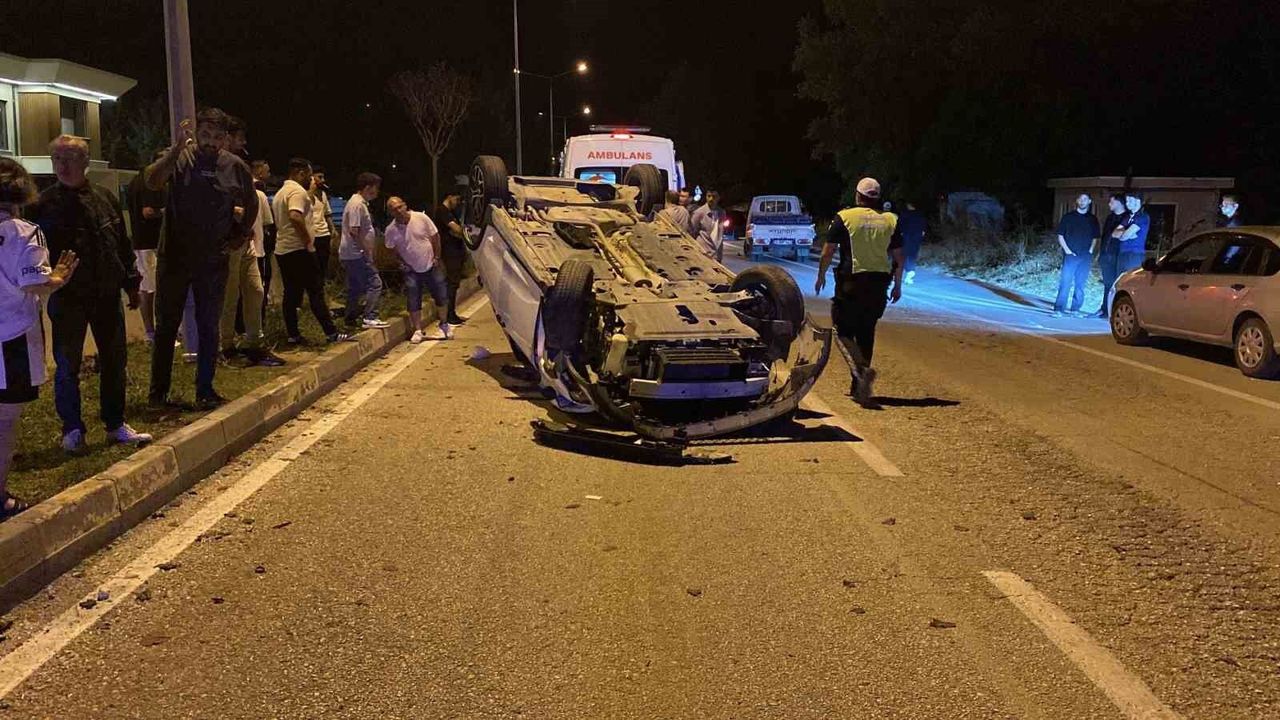 İnegöl'de kaza: Kamyonetle çarpışan otomobil takla attı