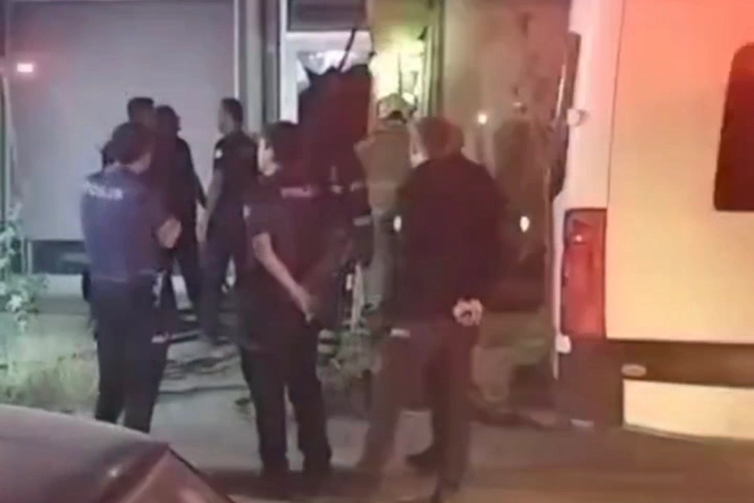 Beyaz eşya servisinde yangın: Kütahya'da maddi hasar oluştu Beyaz eşya servisinde yangın: Kütahya'da maddi hasar oluştu