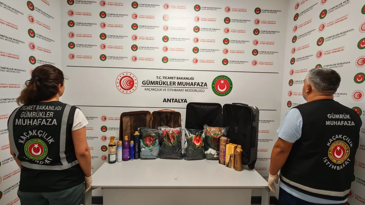 Antalya Havalimanı'nda uyuşturucu operasyonu: 18,9 kilo metamfetamin bulundu Antalya Havalimanı'nda uyuşturucu operasyonu: 18,9 kilo metamfetamin bulundu
