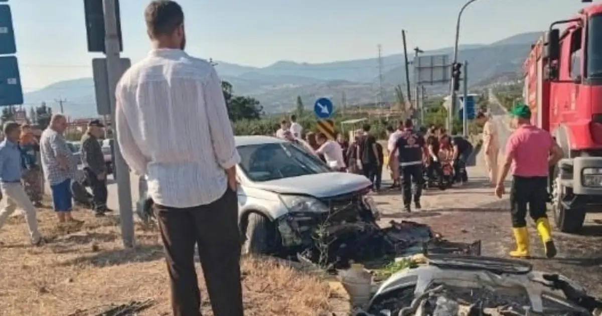 Sakarya'da hafif ticari araç ve SUV kafa kafaya çarpıştı: 6 yaralı Sakarya'da hafif ticari araç ve SUV kafa kafaya çarpıştı: 6 yaralı