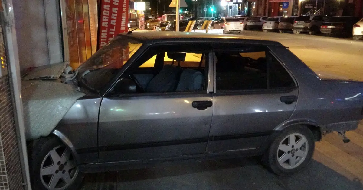 Malatya’da kontrolden çıkan otomobil dershaneye girdi: Maddi hasar oluştu Malatya’da kontrolden çıkan otomobil dershaneye girdi: Maddi hasar oluştu
