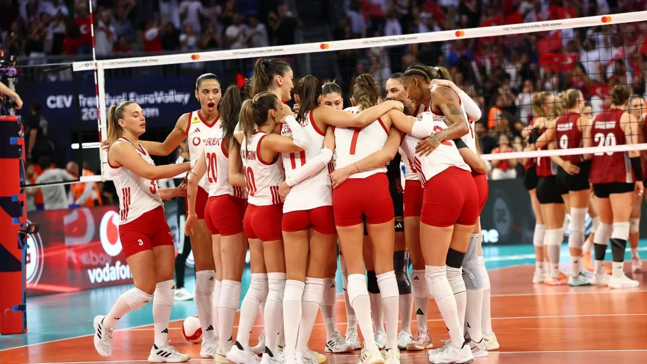 Bursa'da voleybol heyecanı: Filenin Sultanları finalde