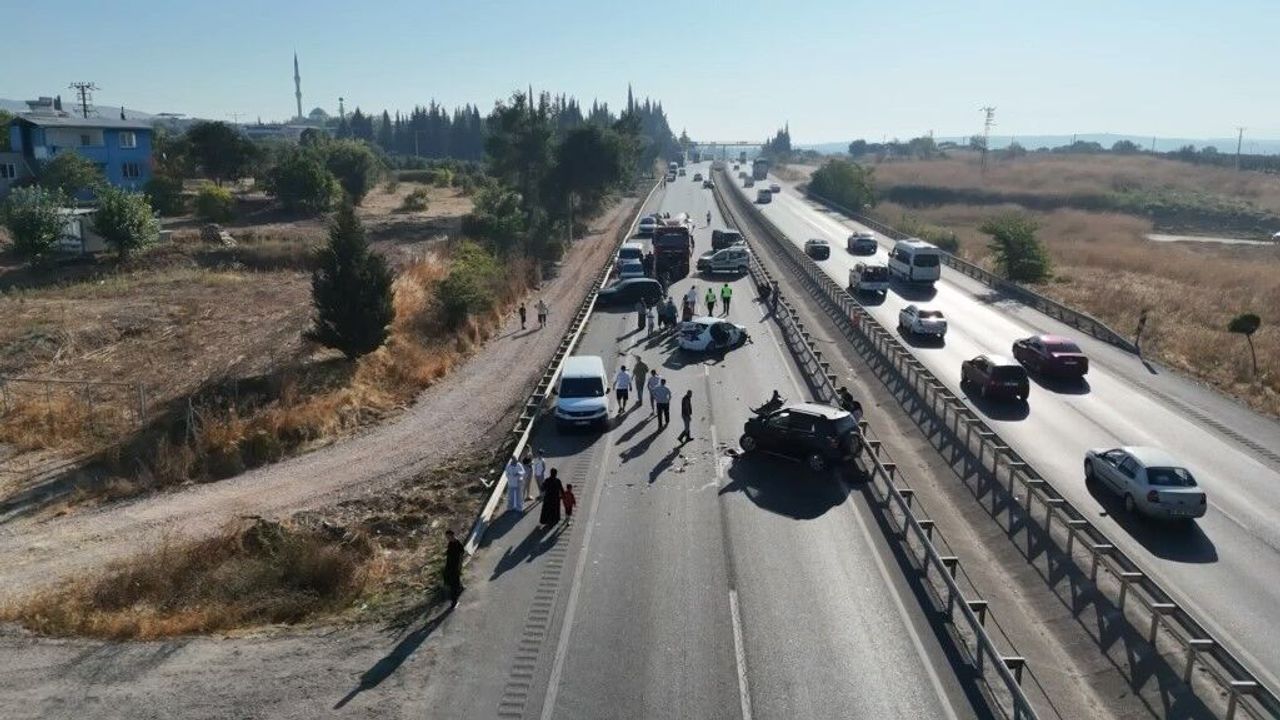 Bursa'da 10 araç birbirine girdi: Tırdan mazot sızdı