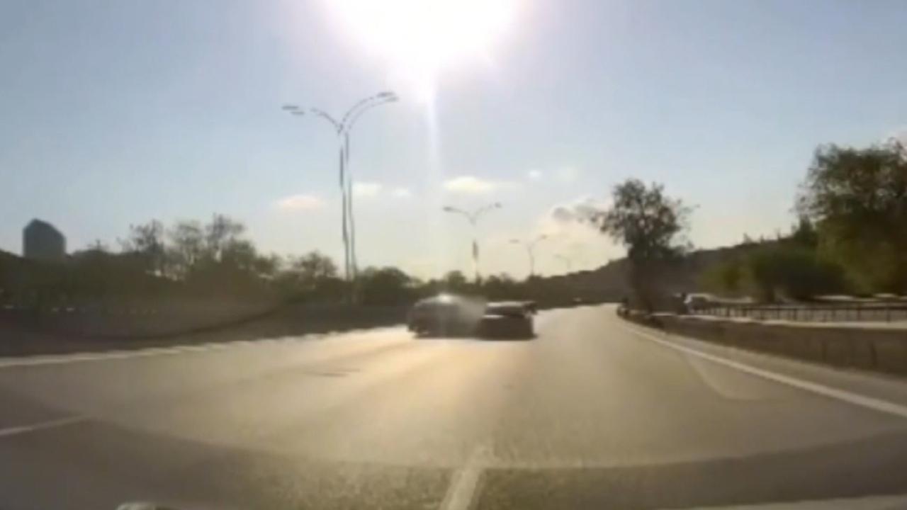 İstanbul Pendik'te şerit değiştiren otomobil kaza yaptı: Araçlar savruldu