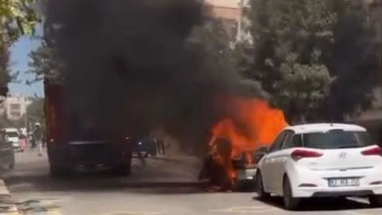 Karaköprü'de yangın: Park halindeki otomobil kullanılamaz hale geldi