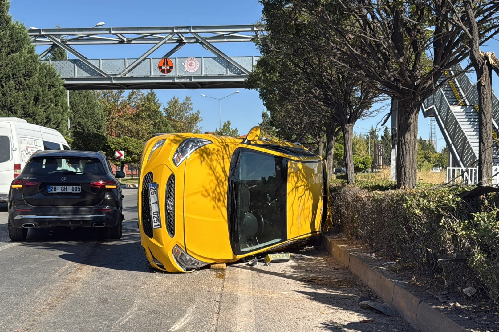 Ticari taksi ile SUV'un çarpıştığı kaza: Olay yeri incelemesi başladı
