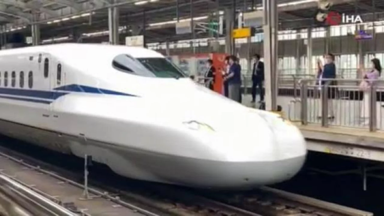 Tokyo'da tren iptalleri: 140 bin yolcu etkilendi