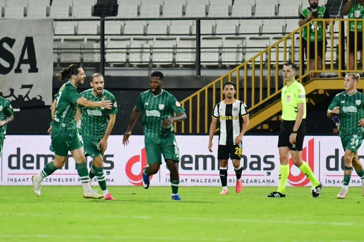 Bursaspor'dan önemli galibiyet: Iheanacho'dan iki gol