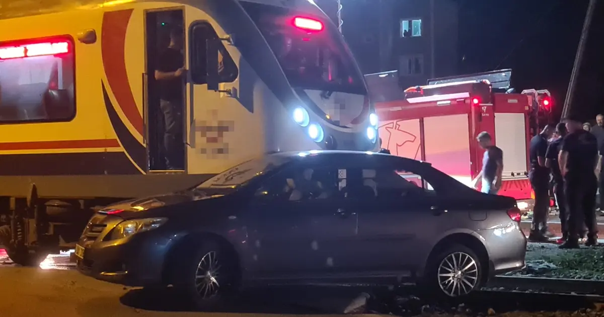 Zonguldak'ta yolcu treni otomobille çarpıştı: 5 kişi yaralandı Zonguldak'ta yolcu treni otomobille çarpıştı: 5 kişi yaralandı