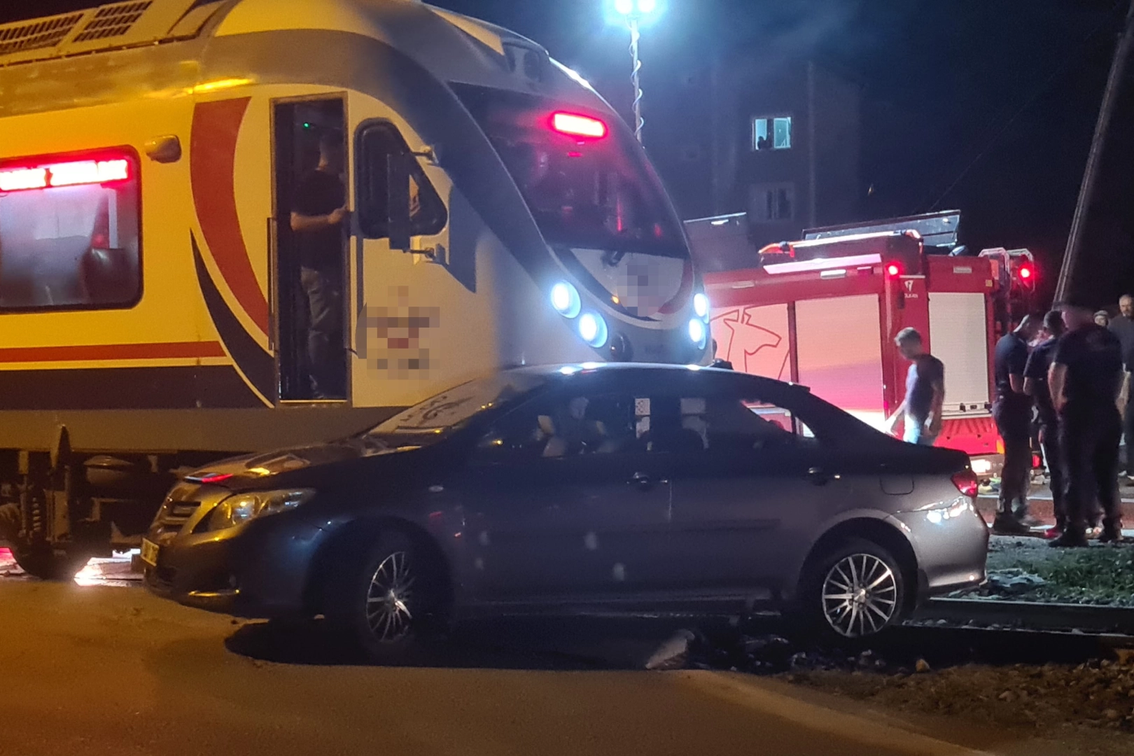 Zonguldak'ta yolcu treni otomobille çarpıştı: 5 kişi yaralandı Zonguldak'ta yolcu treni otomobille çarpıştı: 5 kişi yaralandı
