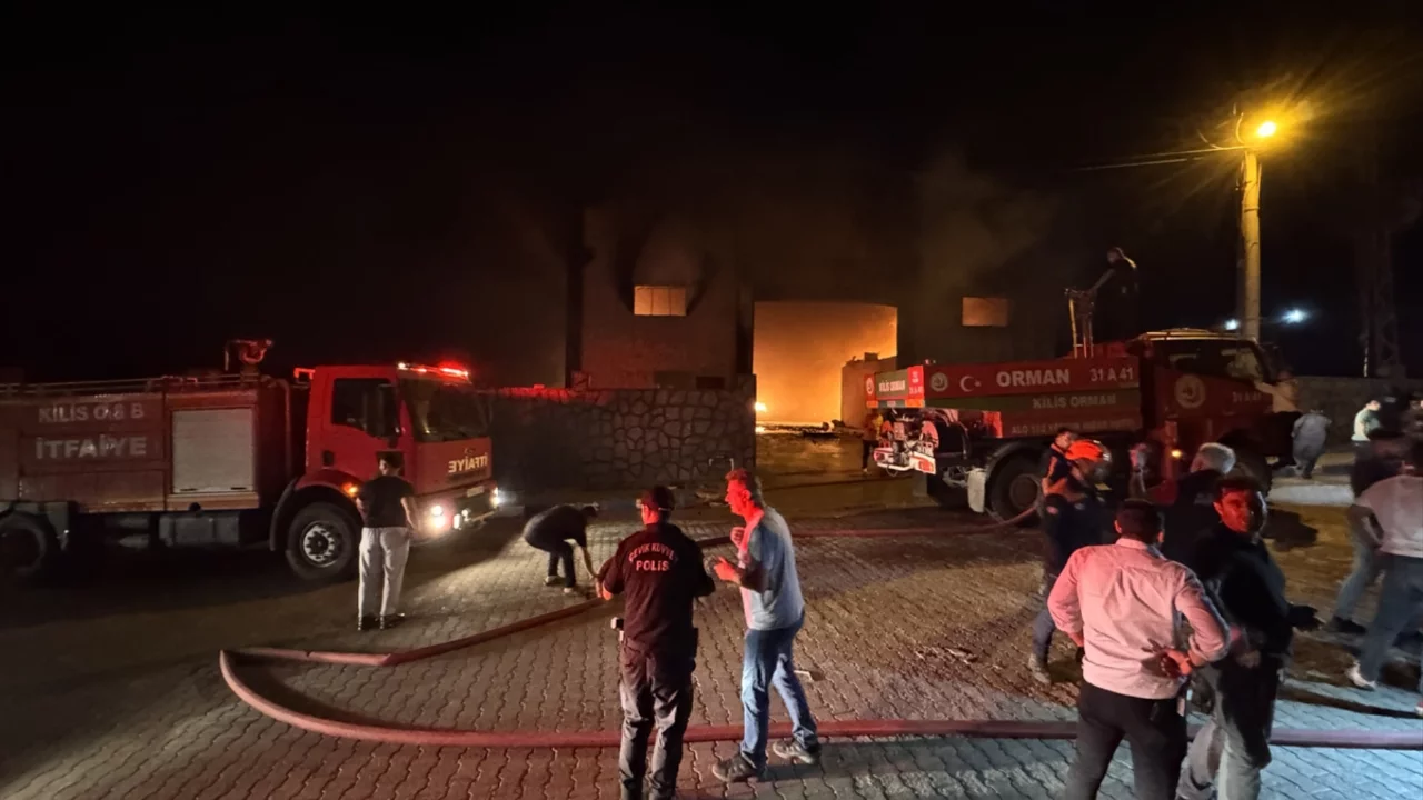 Kilis OSB'deki ambalaj fabrikasında yangın: 150 itfaiye personeli müdahale etti Kilis OSB'deki ambalaj fabrikasında yangın: 150 itfaiye personeli müdahale etti