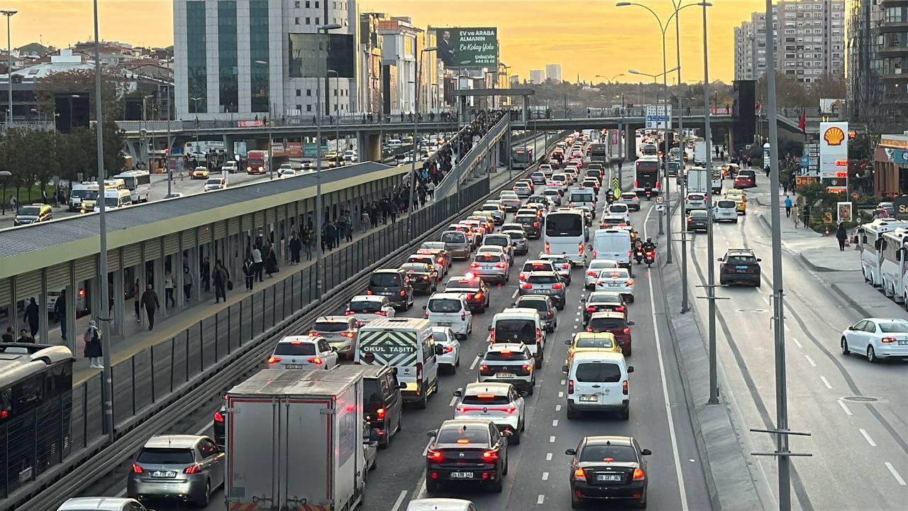 Okula Uyum Haftası başladı: İstanbul'da trafik yoğunluğu yüzde 75'e ulaştı
