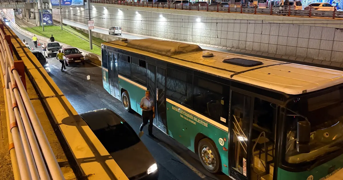 Kayseri'de trafik kazası sonrası polis hızlı müdahale ile trafiği açtı