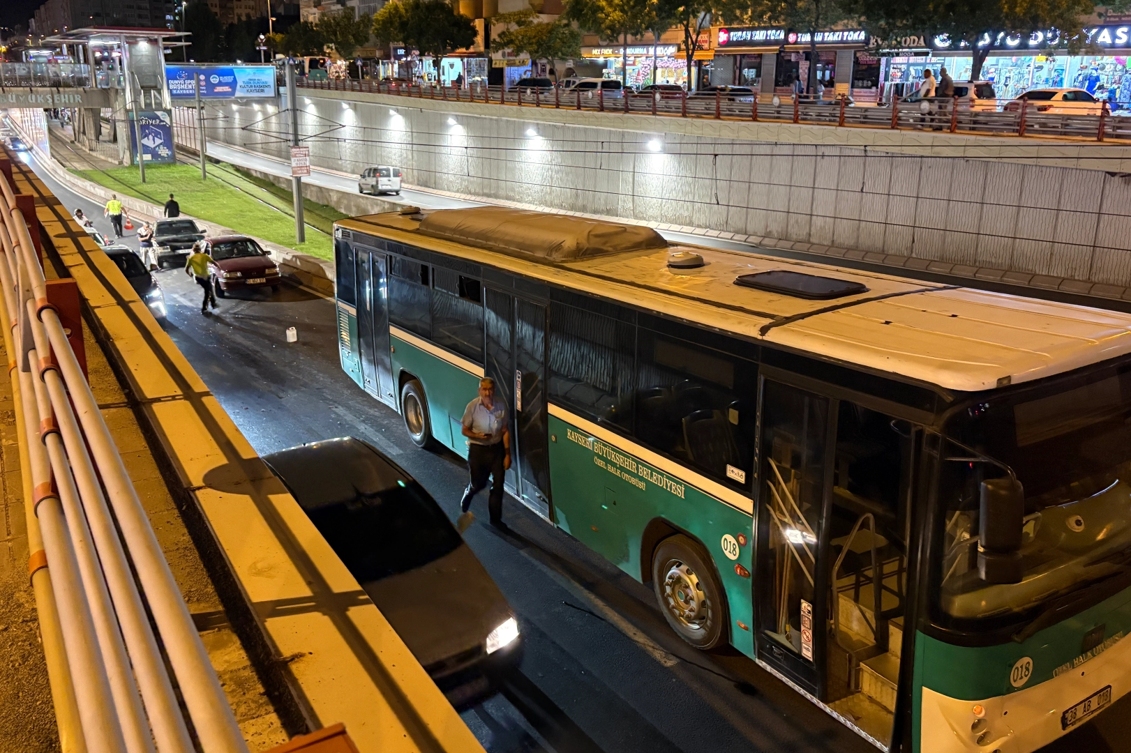 Kayseri'de trafik kazası sonrası polis hızlı müdahale ile trafiği açtı Kayseri'de trafik kazası sonrası polis hızlı müdahale ile trafiği açtı