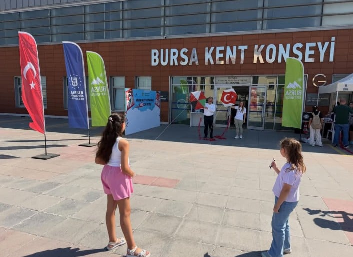 Bursa'da çocuklar, Merinos'tan Gazze'ye barış uçurtmaları uçurdu