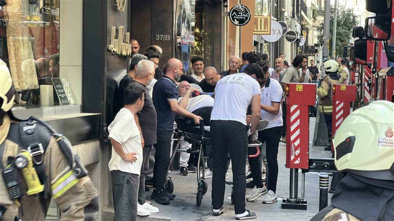 Yangın paniği İstanbul'da: Meşrutiyet Mahallesi'nde 2 yaralı Yangın paniği İstanbul'da: Meşrutiyet Mahallesi'nde 2 yaralı