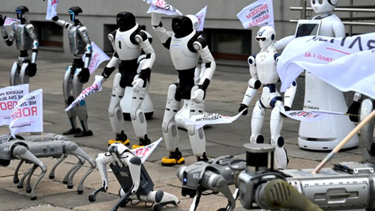 Yapay zeka iş gücünü tehdit ediyor: Polonya'da robotlar protesto yaptı