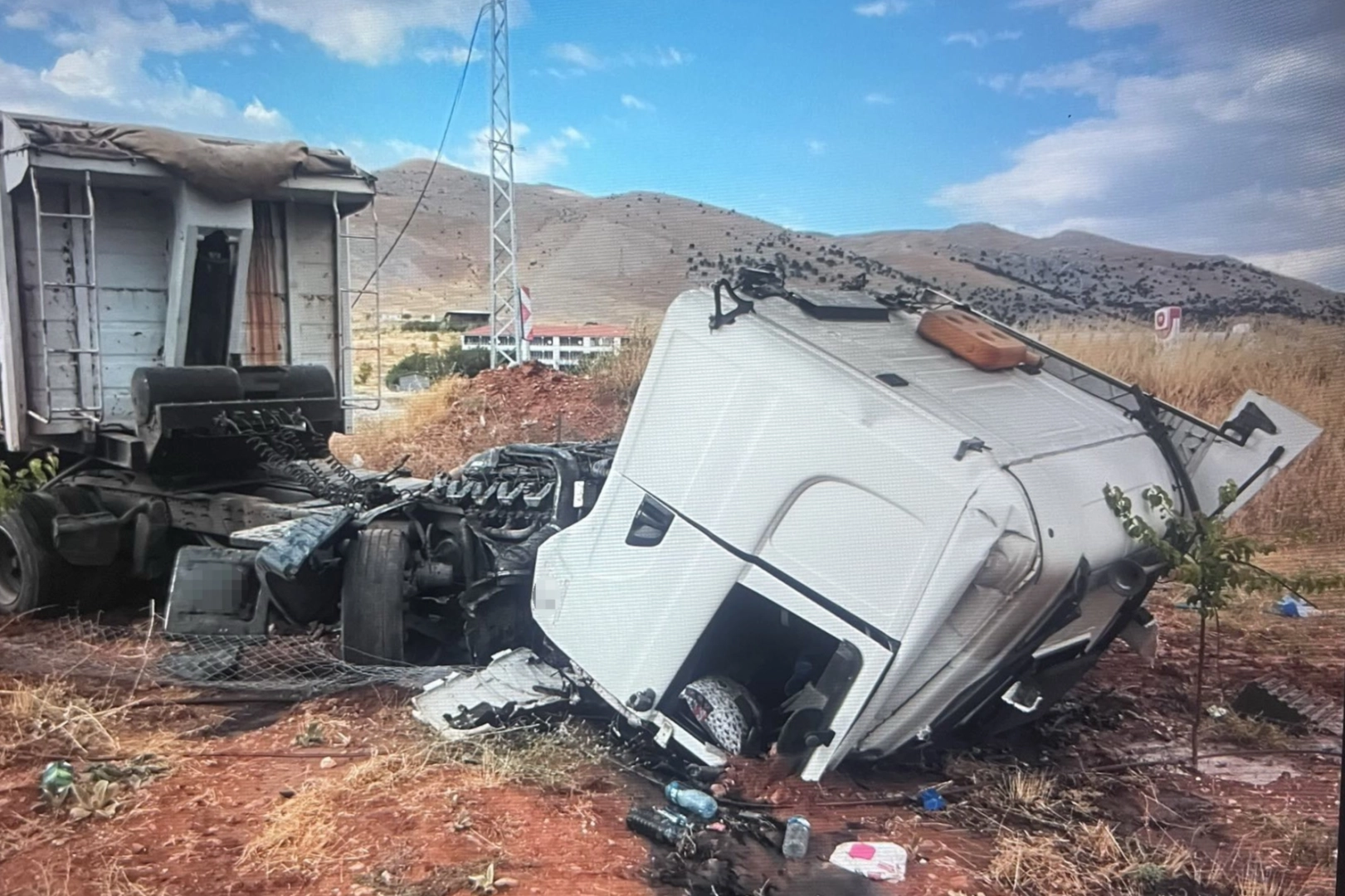Malatya'da iki ayrı trafik kazasında 9 kişi yaralandı Malatya'da iki ayrı trafik kazasında 9 kişi yaralandı