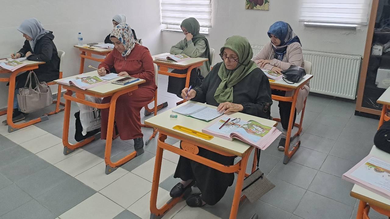 Kadınların okuryazarlık oranı yükseldi: 471 bin kişi eğitim aldı