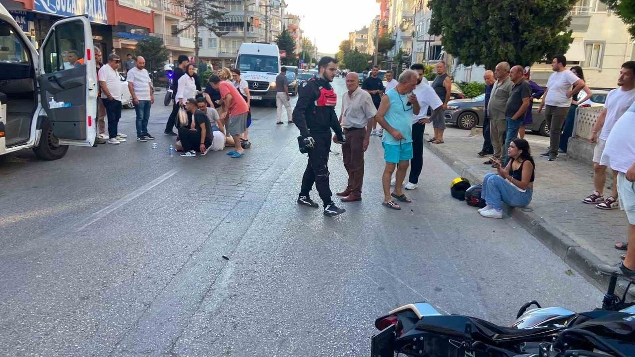 Motosiklet yayaya çarptı: İki yaralı hastaneye kaldırıldı