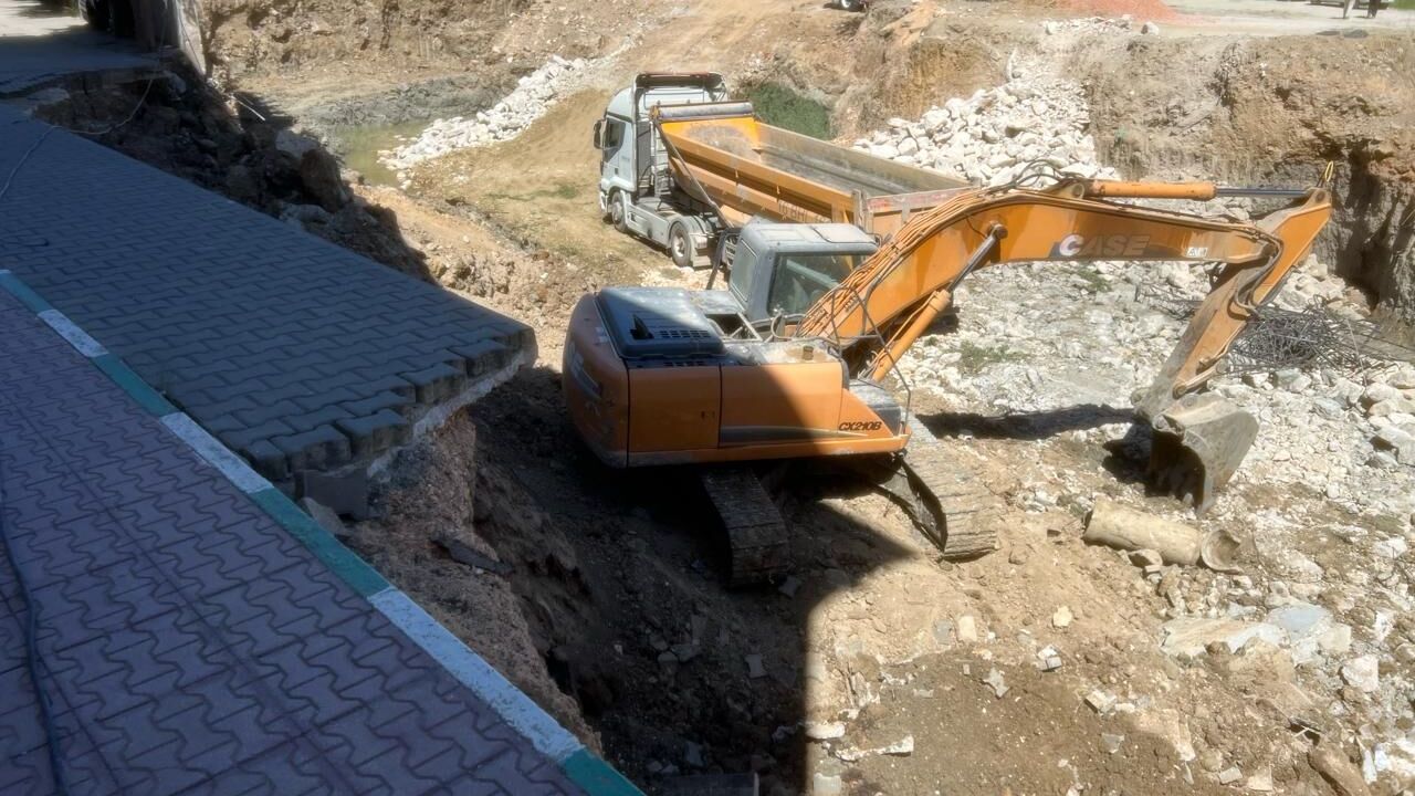Mütareke İlkokulu bahçesinde çökme: Öğrenciler kurtuldu